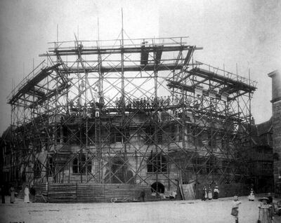 Foto von 1904 vom Bau des Rathauses, eingerüstet mit einem riesigen Holzgerüst