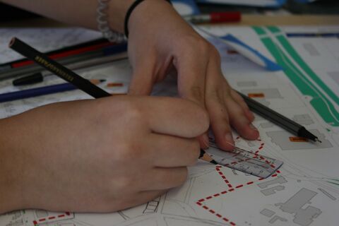 In einen Bebauungsplan wird etwas eingezeichnet