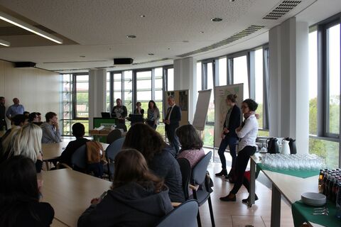 An Tischen sitzende Schüler diskutieren zum Thema Stadtentwicklung