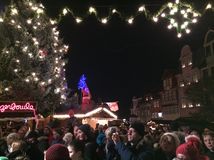 Stimmungsvolles Foto vom Weihnachtsmarkt mit beleuchtetem Weihnachtsbaum