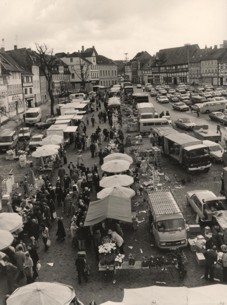 s/w Luftaufnahme des Wochenmarktes in den 70er Jahren