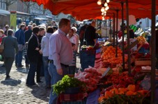 Wochenmarktstand mit Obst und Gemüse